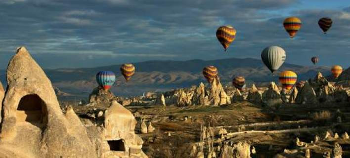 Πτώση τριών τουριστικών αερόστατων στην Καππαδοκία με 49 τραυματίες (βίντεο)